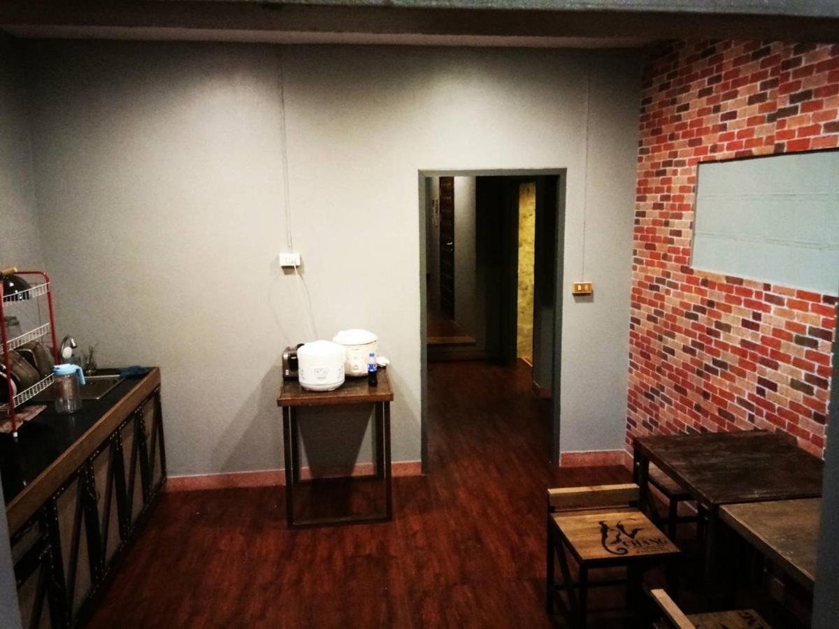 Chang Bed And Bar Hostel (Adults Only) 수랏타니 외부 사진